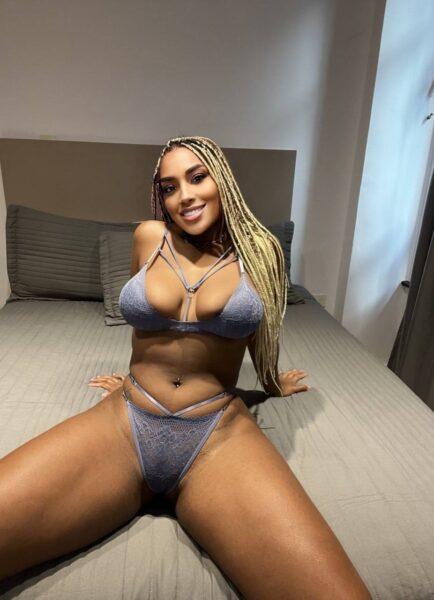 A modelo solo de ébano Laila Santiagoo exibe um belo sorriso durante a ação SFW