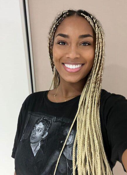 A modelo solo de ébano Laila Santiagoo exibe um belo sorriso durante a ação SFW
