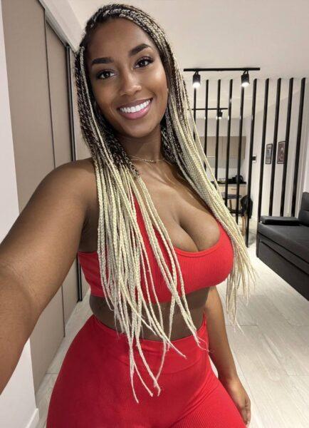 A modelo solo de ébano Laila Santiagoo exibe um belo sorriso durante a ação SFW