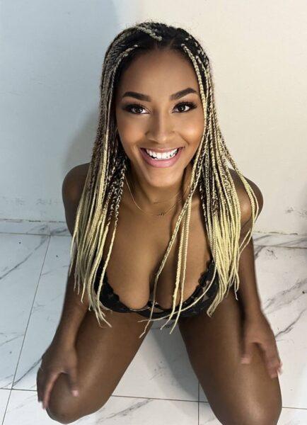A modelo solo de ébano Laila Santiagoo exibe um belo sorriso durante a ação SFW