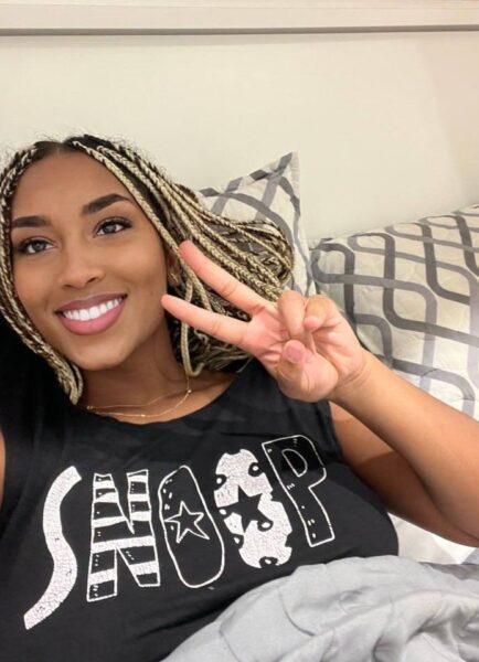 A modelo solo de ébano Laila Santiagoo exibe um belo sorriso durante a ação SFW