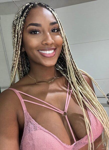 A modelo solo de ébano Laila Santiagoo exibe um belo sorriso durante a ação SFW
