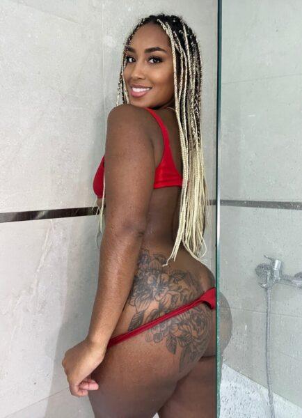 A modelo solo de ébano Laila Santiagoo exibe um belo sorriso durante a ação SFW