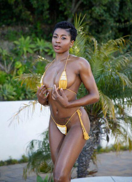 Nicole Kitt, a modelo de cabelo curto de ébano, exibe a sua pele brilhante ao sol